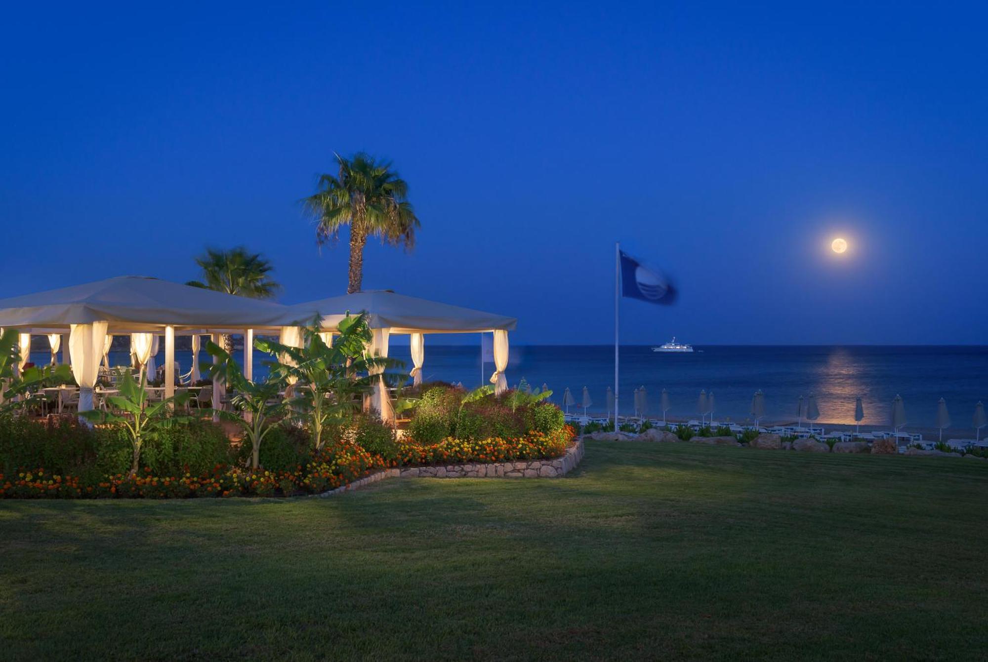 ホテル ロドス パラディウム レジャー ＆ ウェルネス Kallithéa エクステリア 写真 The beach at the hotel