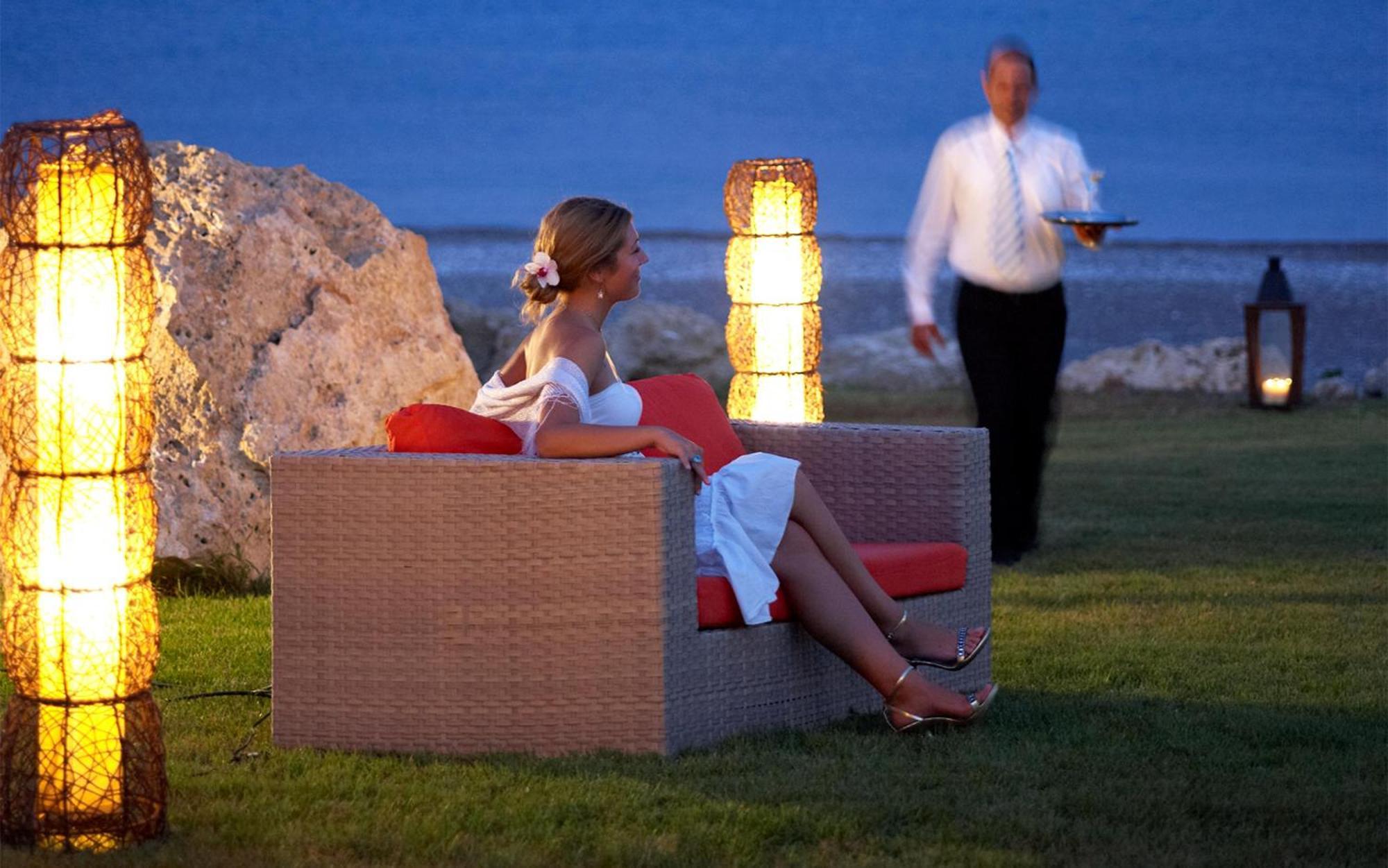 ホテル ロドス パラディウム レジャー ＆ ウェルネス Kallithéa エクステリア 写真 A butler serving a guest at a resort