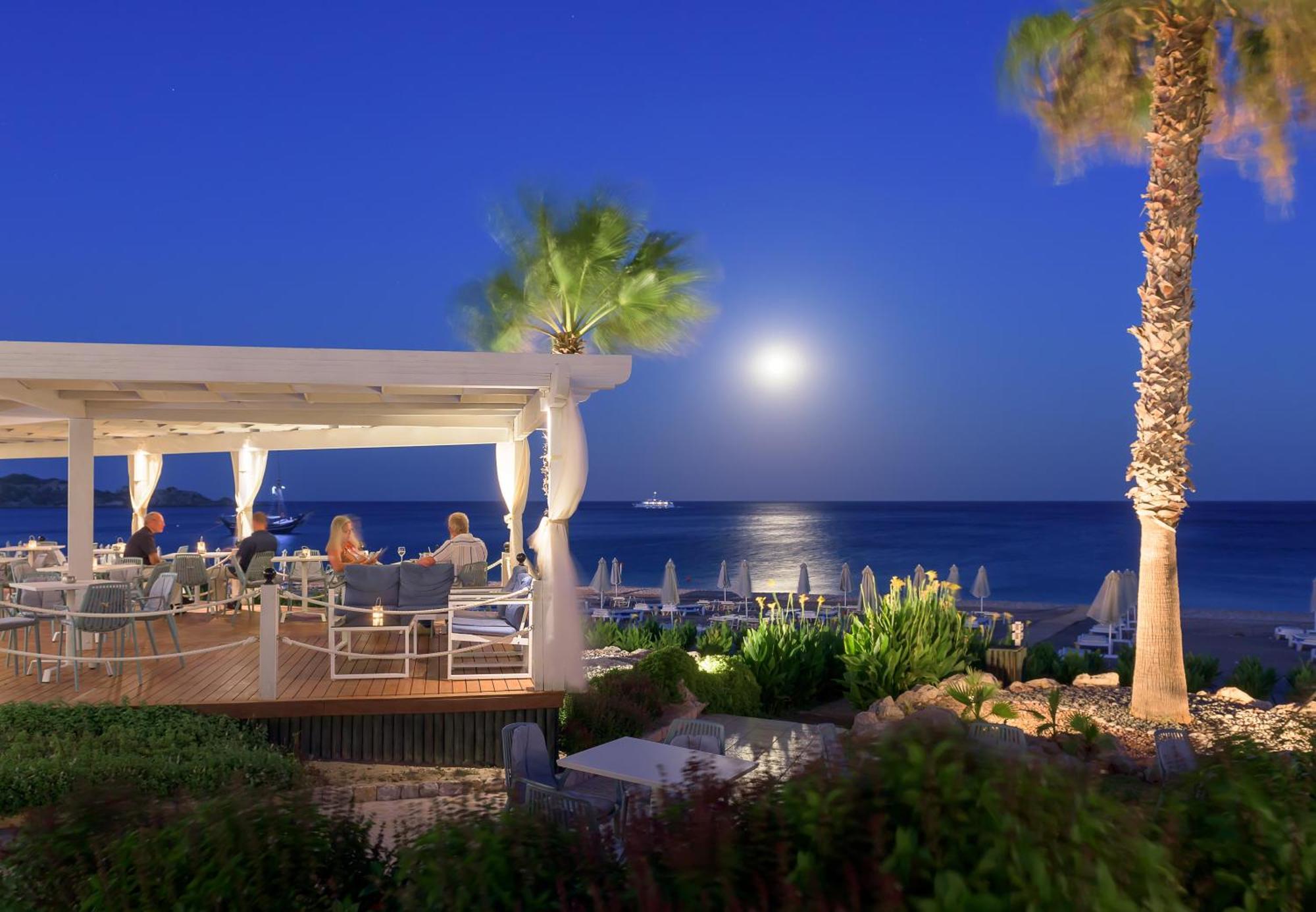 ホテル ロドス パラディウム レジャー ＆ ウェルネス Kallithéa エクステリア 写真 Beach bar at night