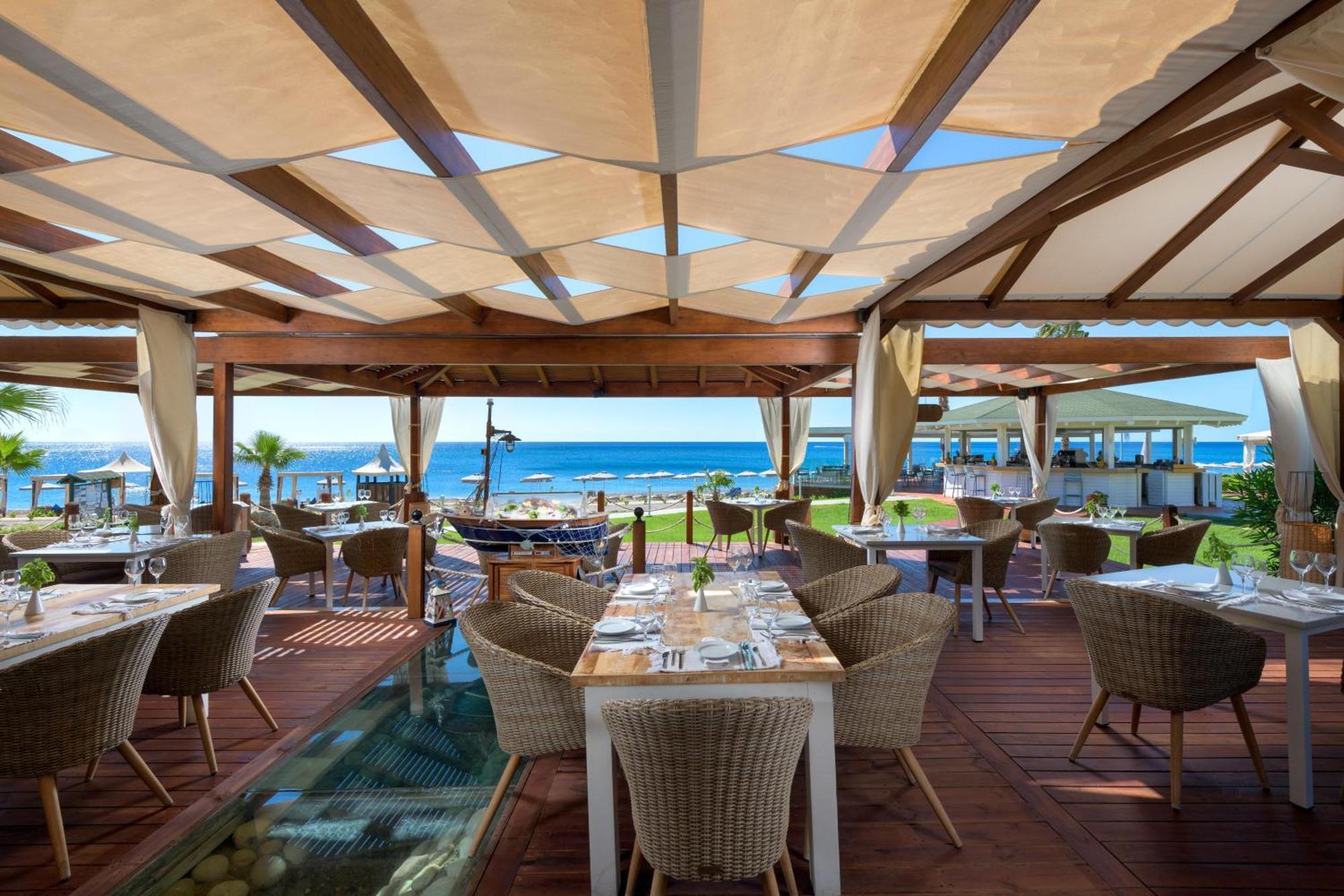ホテル ロドス パラディウム レジャー ＆ ウェルネス Kallithéa エクステリア 写真 The restaurant at the hotel