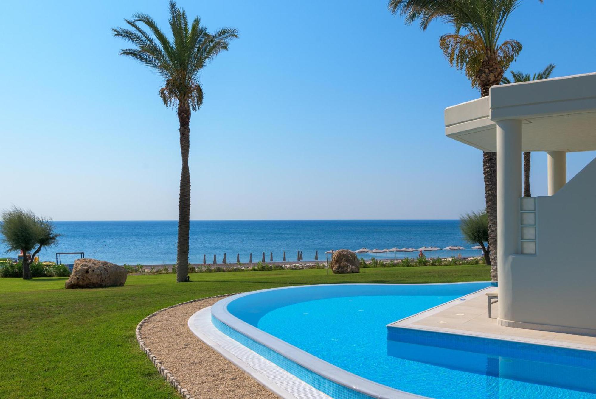 ホテル ロドス パラディウム レジャー ＆ ウェルネス Kallithéa エクステリア 写真 A swimming pool in Cyprus