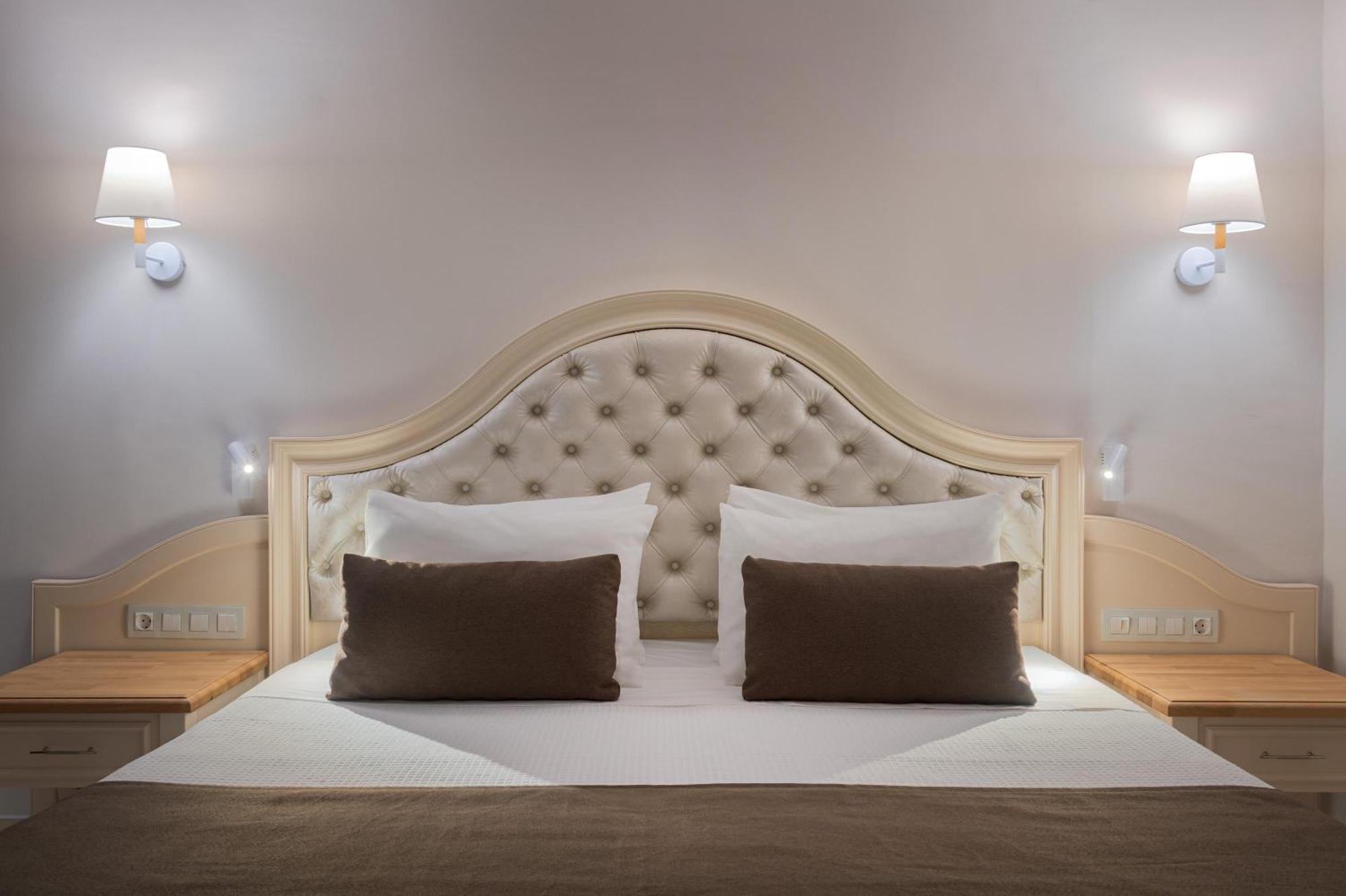 ホテル ロドス パラディウム レジャー ＆ ウェルネス Kallithéa エクステリア 写真 A bed with a headboard