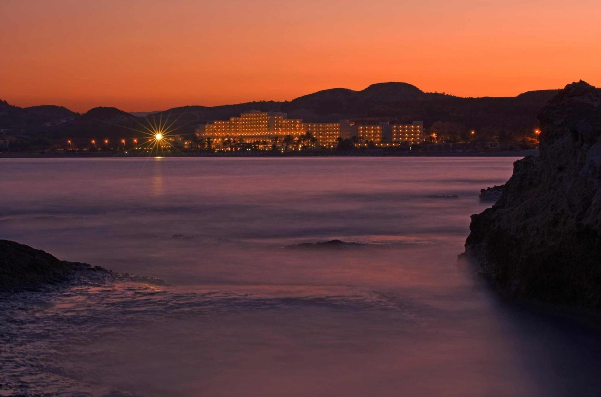 ホテル ロドス パラディウム レジャー ＆ ウェルネス Kallithéa エクステリア 写真 Sunset at the Four Seasons Resort