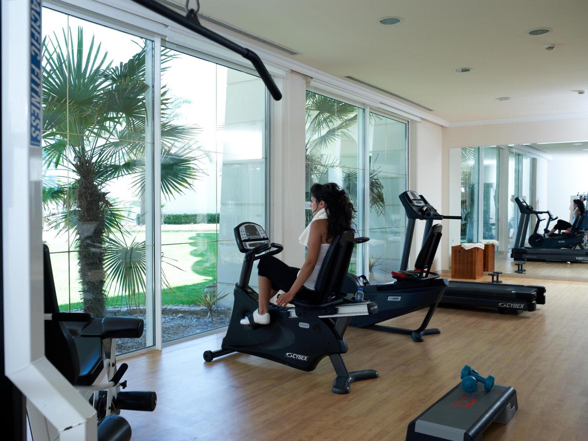 ホテル ロドス パラディウム レジャー ＆ ウェルネス Kallithéa エクステリア 写真 The gym at the hotel