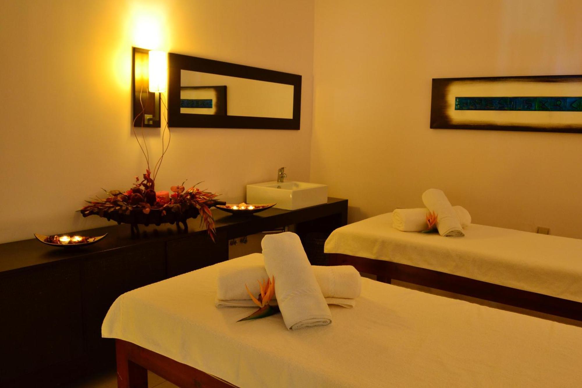 ホテル ロドス パラディウム レジャー ＆ ウェルネス Kallithéa エクステリア 写真 A spa treatment room