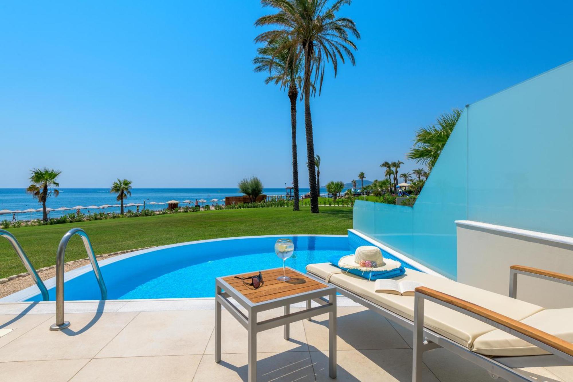ホテル ロドス パラディウム レジャー ＆ ウェルネス Kallithéa エクステリア 写真 A private pool at a hotel