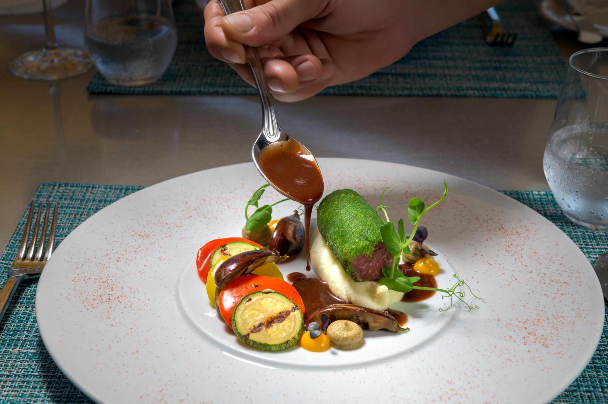 ホテル ロドス パラディウム レジャー ＆ ウェルネス Kallithéa エクステリア 写真 A plate of food being garnished