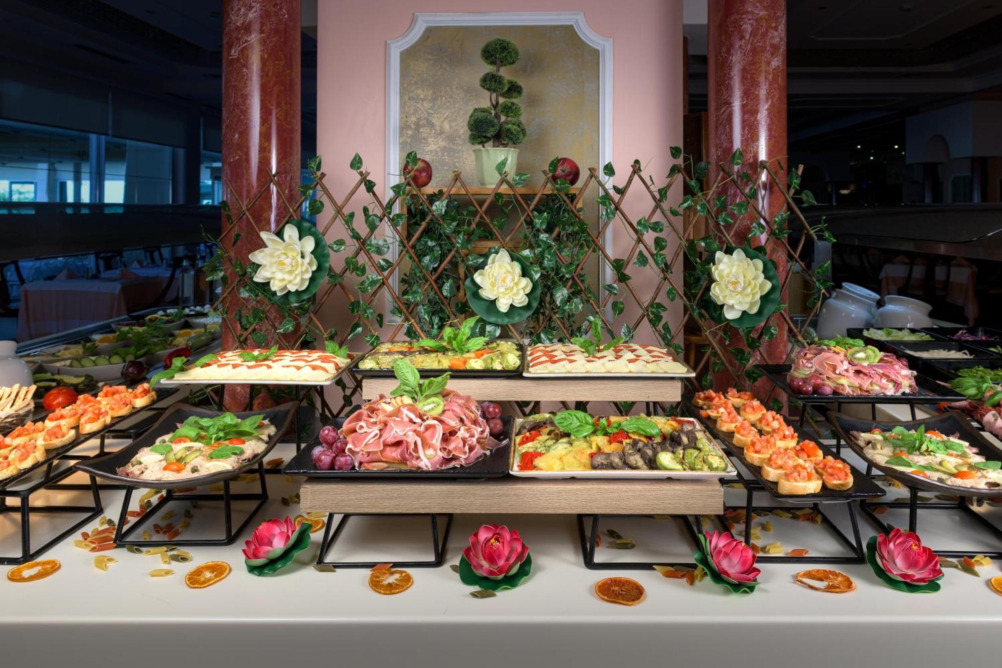ホテル ロドス パラディウム レジャー ＆ ウェルネス Kallithéa エクステリア 写真 A buffet at a hotel