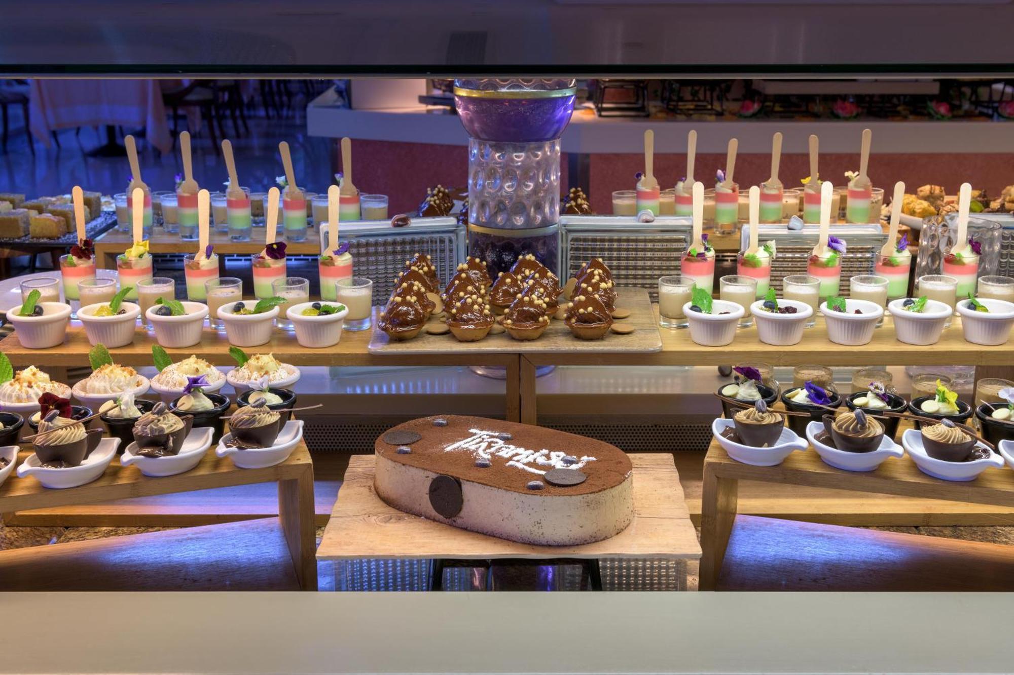 ホテル ロドス パラディウム レジャー ＆ ウェルネス Kallithéa エクステリア 写真 A dessert buffet